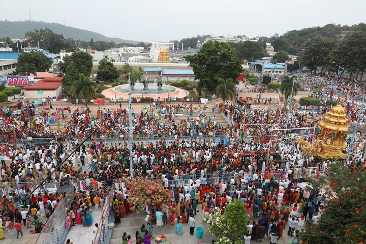 తిరుమల శ్రీవారి సాలకట్ల బ్రహ్మోత్సవాల్లో భాగంగా 6వ రోజైన ఆదివారం సాయంత్రం 4 నుంచి 6 గంటల వరకు శ్రీవారి బంగారు రథంలో భక్తులకు దర్శనమిచ్చారు.