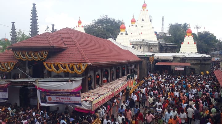 मंदिर परिसर देशभरातून आलेल्या भाविकांनी फुलून गेला आहे.