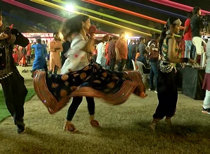 શનિવારે છઠ્ઠા નોરતે અમદાવાદના વિવિધ પાર્ટી પ્લોટ, કલબમાં ખેલૈયાઓ ઉમટી પડ્યા હતા અને મન મૂકીને ગરબા રમ્યા હતા.