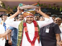 In Pics : దుర్గమ్మకు పట్టువస్త్రాలు సమర్పించిన సీఎం జగన్