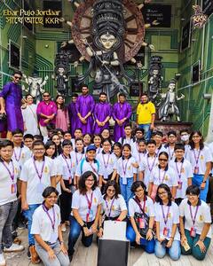 Photos: वेंकटेश अय्यर और KKR के खिलाड़ियों ने दुर्गा पूजा में किया डांस, गांगुली-झूलन ने भी की पूजा-अर्चना