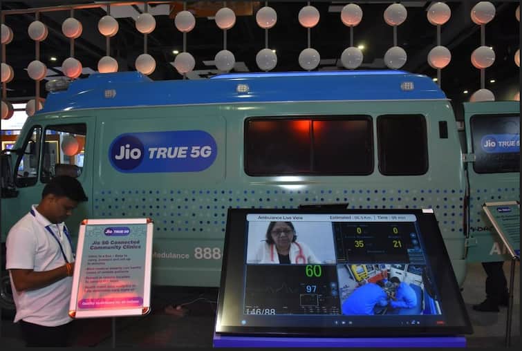Reliance Jio launched a 5G connected ambulance at the Indian Mobile Congress 5G Ambulance: 5G કનેક્ટેડ એમ્બ્યુલન્સ દર્દીના આગમન પહેલા જ હોસ્પિટલને દર્દી વિશેની માહિતી પહોંચાડશે, રોબોટ દર્દી સુધી પહોંચાડશે દવા