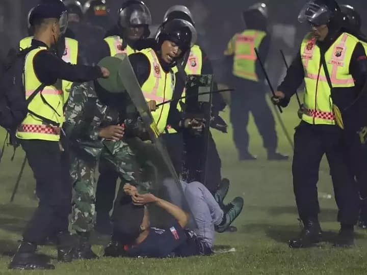 हिंसा के दौरान पुलिस ने कई लोगों को हिरासत में भी लिया. इस पूरे हादसे में दो पुलिसकर्मियों की भी मौत हुई है.