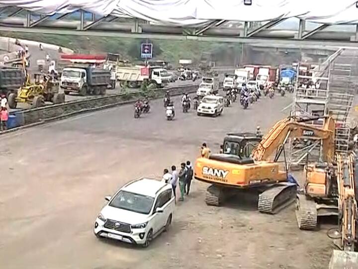 तब्बल 11 तास बंद असलेली वाहतूक अखेर सुरु करण्यात आली.
