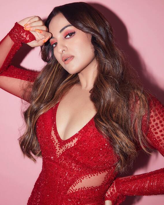 अभिनेत्री सोनाक्षीच्या घायाळ करणाऱ्या अदा