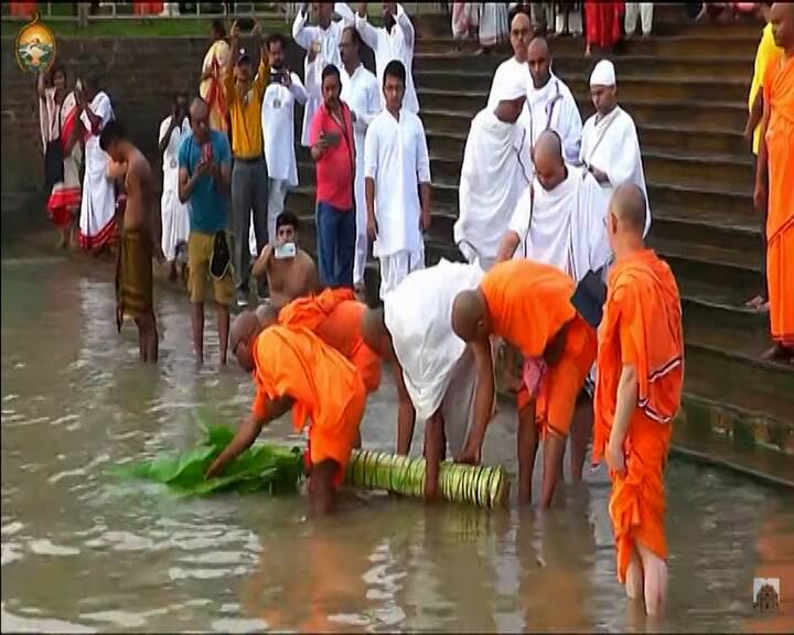 ভোরে মঙ্গলারতি শেষে বিভিন্ন উপাচার-সহ স্নানের পর নবপত্রিকাকে আনা হয় মণ্ডপে৷