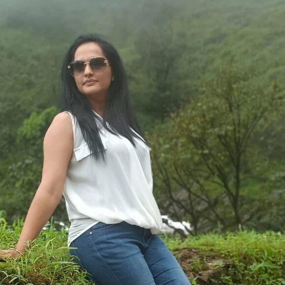 అందం, అభినయంతో మెప్పిస్తోన్న జగతి అసలు పేరు జ్యోతి రాయ్. 1987 జూలై 4వ తేదీన కర్ణాటకలో జన్మించింది. జ్యోతి రాయ్ విద్యాభ్యాసం మొత్తం పుట్టూరులోనే. 'గుప్పెడంత మనసు' సీరియల్ కన్నా ముందు నిరుపమ్ హీరోగా నటించిన కన్యాదానం'లో నటించింది. చాలా సంవత్సరాల తర్వాత తిరిగి 'గుప్పెడంత మనసు'లో తల్లి పాత్రలో అలరిస్తూ తెలుగు ప్రేక్షకులకు చేరువైంది. (Image Credit: Jyothi Rai/Instagram)