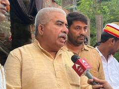 कानपुर के कोरथा गांव पहुंचे मंत्री राकेश सचान, मृतकों के परिजनों से की मुलाकात, किया ये एलान