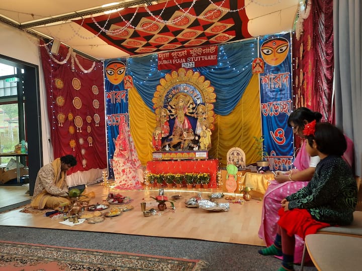 সাবেকীয়ানাকে মাথায় রেখেই সাজানো হয় প্রতিমা। পুজোর ৫ দিন থাকে নানারকম ভোগের আয়োজন। এই পুজোর মূল উদ্যোক্তা তিমির গঙ্গোপাধ্যায় বলেন, “১৯৯৫ সালে আমার বাবার হাত ধরে এই পুজো শুরু হয়। স্টুটগার্টের প্রথম পুজো। এখানে থিমের প্রচলন নেই। কমিউনিটি হলে পুজোর আয়োজন করে থাকি। সাবেকীয়ানার ছোঁয়া থাকে পুজোয়।’’