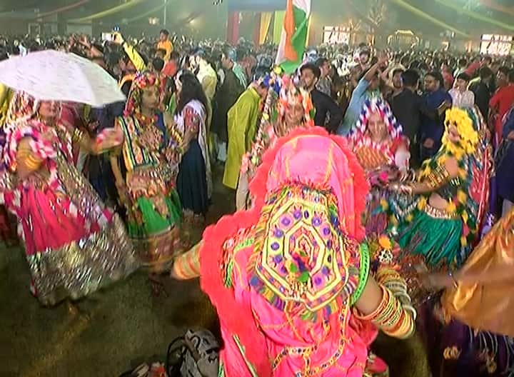 Navratri 2022: નવરાત્રીનો રંગ જામી રહ્યો છે. નવલી નવરાત્રી ના છઠ્ઠા દિવસે ખેલૈયાઓએ મન ભરીને ગરબાનો આનંદ લીધો હતો. અમદાવાદમાં ખેલૈયા વિવિધ ક્લબ, પાર્ટી પ્લોટમાં મન મૂકીને ગરબે રમ્યા હતા.