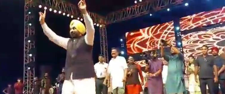 CM Mann went to Gujarat and did Bhangra, performed Garba on stage, watch the wonderful video ਸੀਐਮ ਮਾਨ ਨੇ ਗੁਜਰਾਤ ਜਾ ਪਾਇਆ ਭੰਗੜਾ, ਸਟੇਜ ਤੇ ਕੀਤਾ ਗਰਬਾ, ਵੇਖੋ ਸ਼ਾਨਦਾਰ ਵੀਡੀਓ