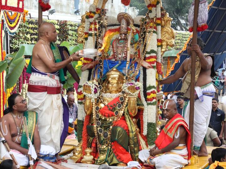 Tirumala Srivari Brahmotsavam 2022 Continues on sixth day at TTD Temple DNN Srivari Brahmotsavam 2022: అంగరంగ వైభవంగా శ్రీనివాసుడి బ్రహ్మోత్సవాలు, ఆ సేవలు రద్దు చేసిన టీటీడీ