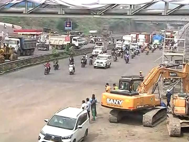 Pune Chandani Bridge Update: पुण्यातल्या चांदणी चौकातला पूल पाडल्यानंतर तब्बल 10 तासांनी ढिगारे हटवण्यात आले आणि वाहतूक दोन्ही बाजूंनी सुरु करण्यात आलीय. रात्री 1 वाजून 7 मिनिटांनी पूल पाडण्यात आला.