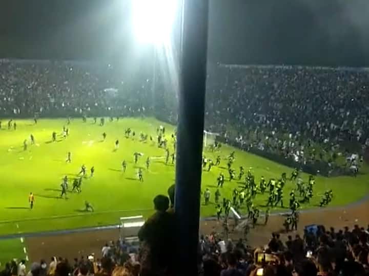 Indonesia News: 127 killed in Football stadium riots in East Java Indonesia: ఇండోనేసియాలో భారీ హింస! ఫుట్ బాల్ స్టేడియంలో 127 మంది మృతి