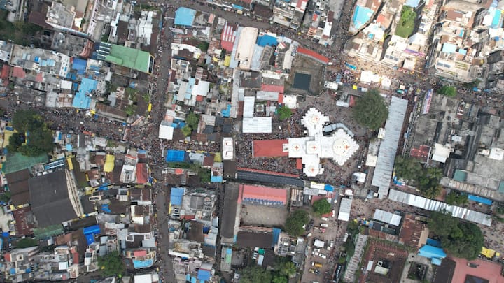 मंदिराचे आकाशातून विहंगम दृश्य आणि दर्शनासाठी झालेली गर्दी ड्रोन कॅमेऱ्यात कैद झाली आहे.