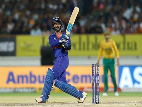 উইকেট কিপার ব্য়াটার হিসেবে দীনেশ কার্তিকের খেলা নিশ্চিত।