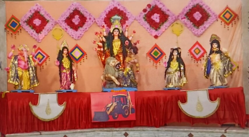 Navratri 2022: लखनऊ कैंट में सजाया गया भव्य पंडाल, शेर के साथ 'बुल्डोजरास्त्र' पर सवार हैं मां दुर्गा