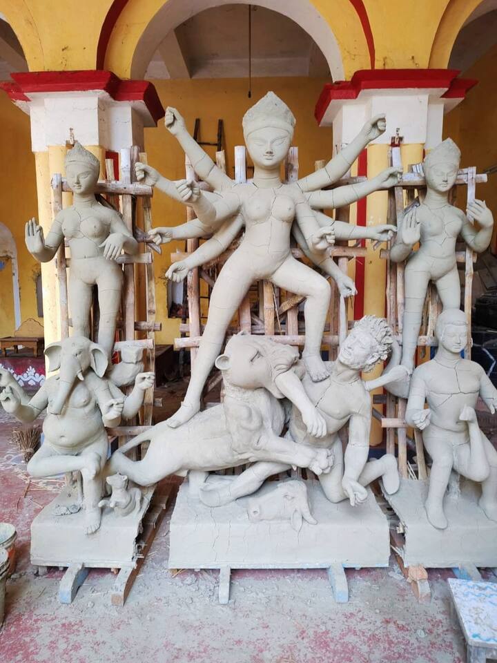 এই হল এবারের দুর্গাপ্রতিমা গড়ার ছবি। সপ্তমীতে বিধি মেনে নবপত্রিকা স্নানের পর শুরু পুজো। ছবি : পৃথা রায়চৌধুরী