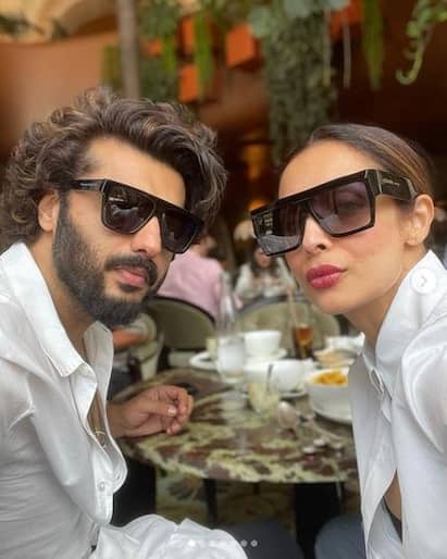 Malaika Arora: ਮਲਾਇਕਾ ਅਰੋੜਾ ਅਤੇ ਅਰਜੁਨ ਕਪੂਰ ਇੱਕ ਦੂਜੇ ਲਈ ਆਪਣੇ ਪਿਆਰ ਦਾ ਇਜ਼ਹਾਰ ਕਰਨ ਵਿੱਚ ਸੰਕੋਚ ਨਹੀਂ ਕਰਦੇ ਅਤੇ ਹਾਲ ਹੀ ਵਿੱਚ ਇੱਕ ਇੰਟਰਵਿਊ ਵਿੱਚ ਮਲਾਇਕਾ ਨੇ ਕਿਹਾ ਕਿ ਉਨ੍ਹਾਂ ਦੇ ਪਿਆਰ ਦਾ ਰਾਜ਼ ਉਨ੍ਹਾਂ ਦੀ ਮਜ਼ਬੂਤ ਦੋਸਤੀ ਹੈ।