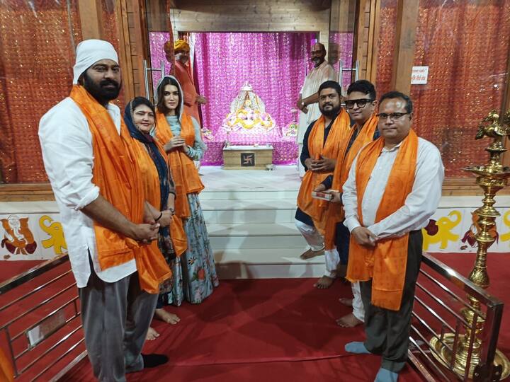 सोशल मीडिया पर ‘आदिपुरुष’की पूरी स्टार कास्ट की तस्वीरें छाई हुईं हैं, सभी कलाकारों ने भव्य मंदिर में भगवान श्रीराम को नमन किया.