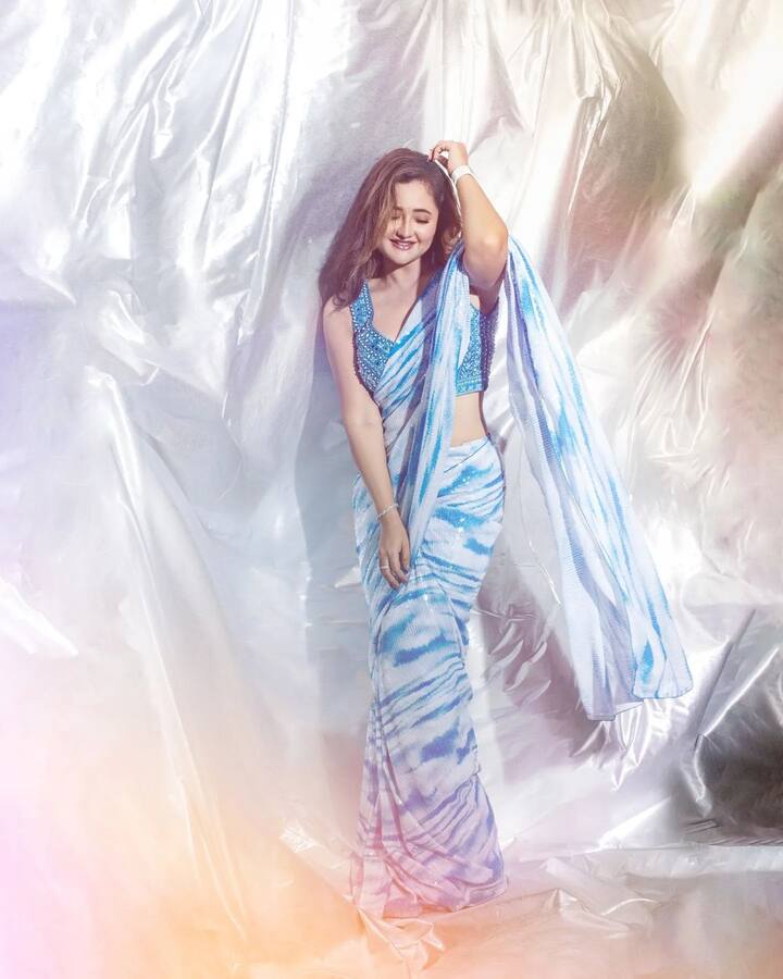 आता पुन्हा रश्मीचे लेटेस्ट फोटोशूट चांगलेच व्हायरल होत आहे. यावेळी अभिनेत्रीने  पांढऱ्या आणि निळ्या रंगाची साडी परिधान केलेली दिसत आहे. (फोटो सौजन्य :imrashamidesai/इंस्टाग्राम)