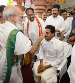 In Pics : దుర్గమ్మకు పట్టువస్త్రాలు సమర్పించిన సీఎం జగన్