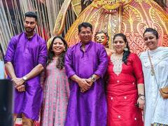 Photos: वेंकटेश अय्यर और KKR के खिलाड़ियों ने दुर्गा पूजा में किया डांस, गांगुली-झूलन ने भी की पूजा-अर्चना