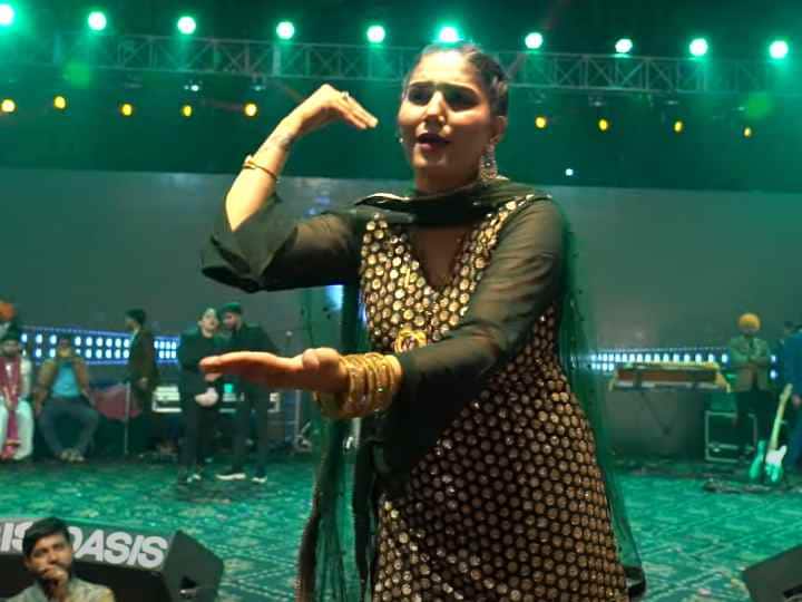 Lakmichand Ki Tek Sapna Choudhary Dance Performance New Haryanvi Songs Sapna Stage Show: हजारों दर्शकों के सामने स्टेज पर परफॉर्म करने पहुंची सपना, इस हिट गाने पर एक्ट्रेस ने लगाए ठुमके