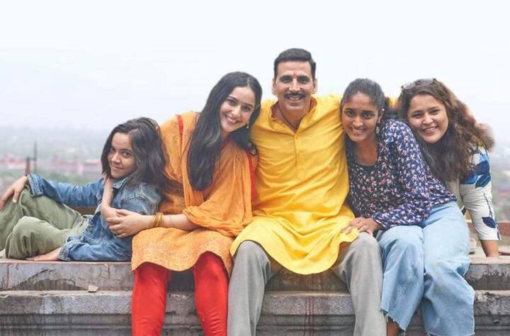अब रहा सवाल कि 'रक्षाबंधन' किस डेट को ZEE5 पर स्ट्रीम होने वाला है तो इसका जवाब रहा पांच अक्टूबर. जी हां, दशहरे के शुभ अवसर पर आप इस पारिवारिक फिल्म को सभी के साथ बैठकर देख सकते हैं.