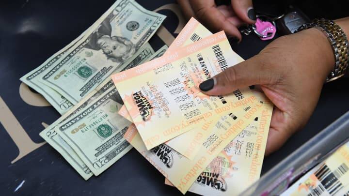 Prize of Rs 10000 crore came out in lottery, no one went for 2 months, now 2 people claimed ਲਾਟਰੀ 'ਚ ਨਿਕਲਿਆ 10,000 ਕਰੋੜ ਦਾ ਇਨਾਮ, 2 ਮਹੀਨੇ ਤੱਕ ਕੋਈ ਨਹੀਂ ਗਿਆ, ਹੁਣ 2 ਲੋਕਾਂ ਨੇ ਕੀਤਾ ਦਾਅਵਾ