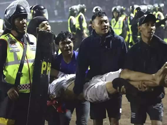 Photos: फुटबॉल...फैंस...दंगा...और 170 से ज्यादा मौत, तस्वीरों में देखें इंडोनेशिया में हुए फुटबॉल मैच के दिल दहला देने वाले दृश्य
