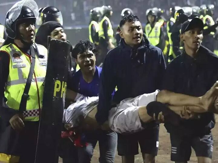 फैंस को स्टेडियम में आते देख और अनियंत्रित भीड़ को काबू करने के लिए सुरक्षाकर्मियों ने आंसू गैस के गोले दागे. इसके बाद अफरा-तफरी के बीच स्टेडियम में भगदड़ मच गई.
