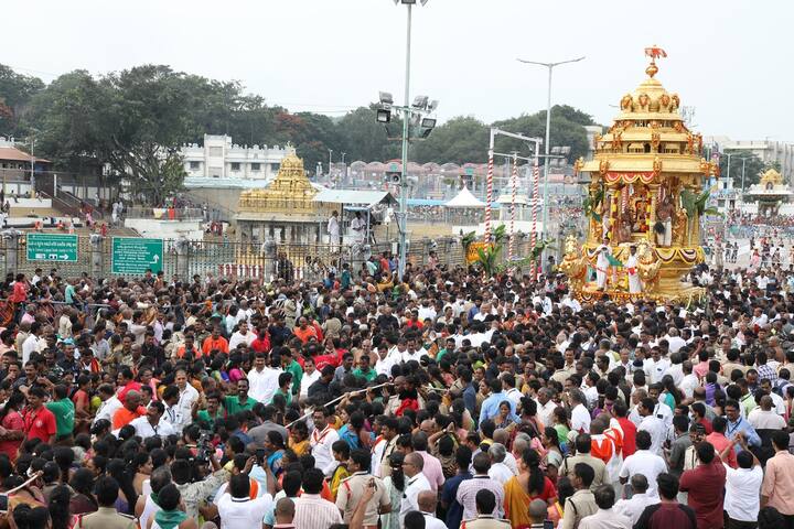 స్వర్ణరథంపై తిరుమాడ వీధుల్లో విహరించిన శ్రీవారు
