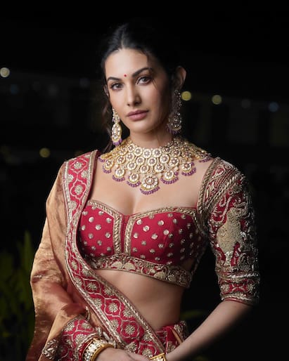 amyra dastur ਨੇ ਸੋਸ਼ਲ਼ ਮੀਡੀਆ ਤੇ ਤਸਵੀਰਾਂ ਸਾਂਝੀਆਂ ਕੀਤੀਆਂ ਹਨ ਜਿਸ ਵਿੱਚ ਉਹ ਬੇਹੱਦ ਹੀ ਖ਼ੂਬਸਬਰਤ ਲੱਗ ਰਹੀ ਹੈ।