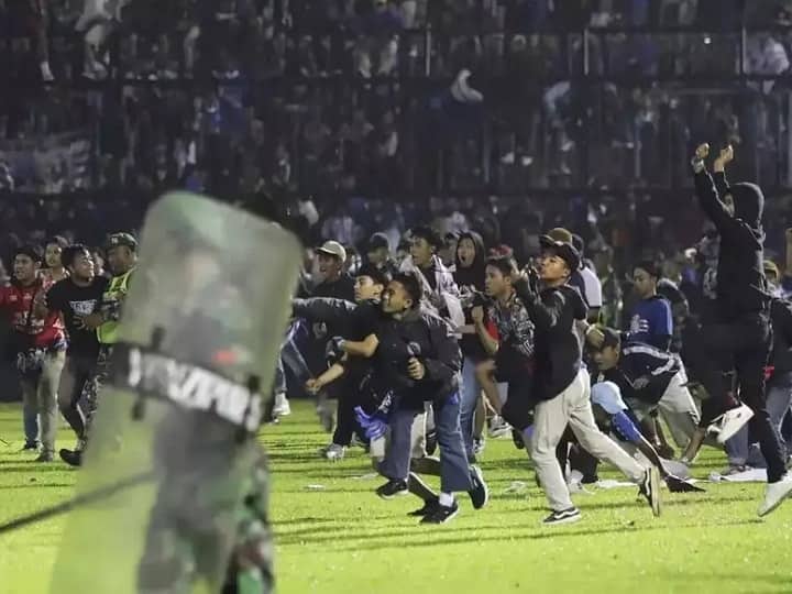 Indonesia At least 174 dead in football stadium crush Indonesia : 174 பேர் உயிரிழப்பு : இந்தோனேசிய கால்பந்து மைதானத்தில் கூட்ட நெரிசலா? கலவரமா? நடந்தது என்ன..?