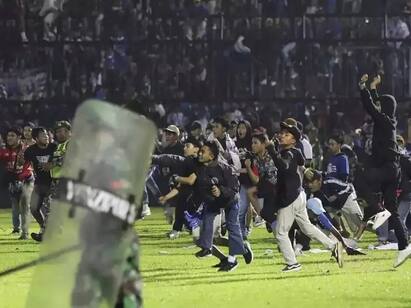 Indonesia At least 174 dead in football stadium crush Indonesia : 174 பேர் உயிரிழப்பு : இந்தோனேசிய கால்பந்து மைதானத்தில் கூட்ட நெரிசலா? கலவரமா? நடந்தது என்ன..?