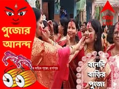 নবপত্রিকা স্নানের পর রীতি মেনে বরণ, সপ্তমীর সিঁদুর খেলা দুর্গাপুরের রায় বাড়িতে