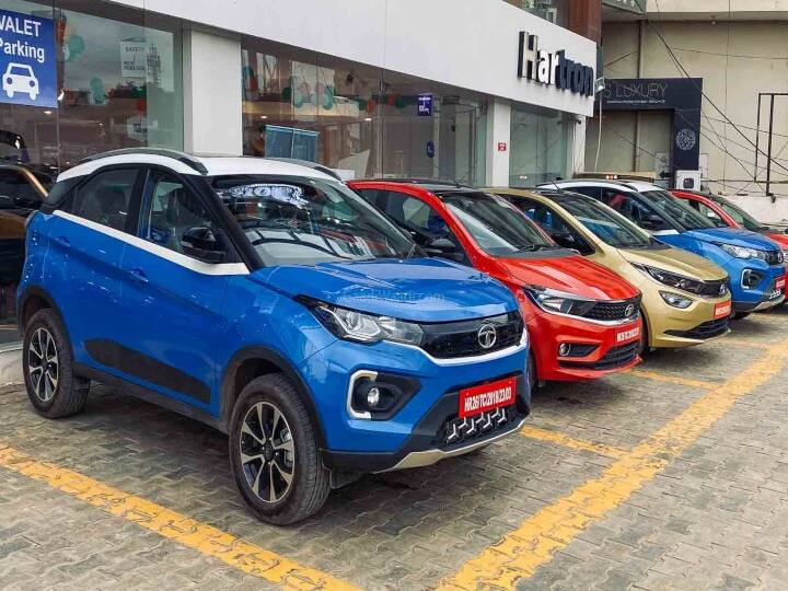 Festive Season Discount on Tata Cars: ટાટા મોટર્સે તહેવારોની સિઝનમાં તેના ગ્રાહકોની ખુશી વધારવા માટે એક પ્લાન બનાવ્યો છે. એટલા માટે કંપની કાર પર ભારે ડિસ્કાઉન્ટ ઓફર આપી રહી છે.