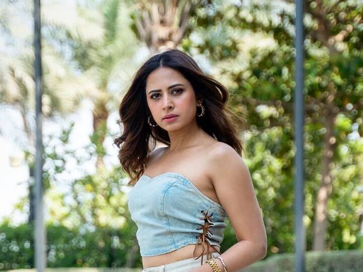 ग्लॉसी पिंकिश मेकअपसह अभिनेत्रीने तिचा लूक पूर्ण केला आहे.(फोटो सौजन्य:sargunmehta/इन्टाग्राम)