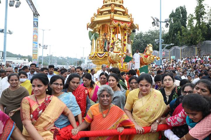 స్వామివారికి కృష్ణావతారంలో దారుకుడు సారథి, శైబ్య, సుగ్రీవ, మేఘపుష్ప, వలాహకాలనేవి నాల్గు గుర్రాలు. శ్రీవారి ఇల్లు బంగారం, ఇల్లాలు బంగారం, ఇంట పాత్రలు, సింహాసనం బంగారుది, కావున  స్వర్ణరథం శ్రీవారికి  అత్యంత ప్రీతిపాత్రమైనది.