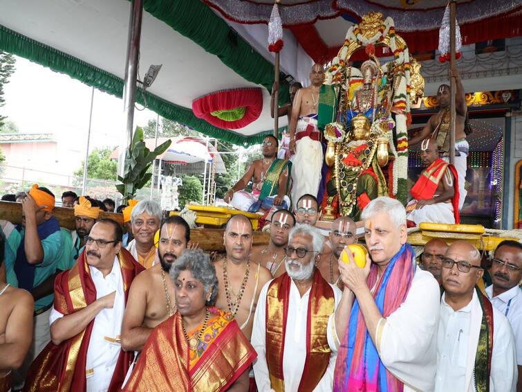 Supreme Court CJI Justice Uday Umesh Lalit Visited Tirumala Temple Offered Worship Navaratri Brahmotsavam Carrying Hanuman Vehicle CJI Uday Umesh Lalit: హనుమంత వాహనాన్ని మోసిన సీజేఐ జస్టిస్ ఉదయ్ ఉమేష్ లలిత్