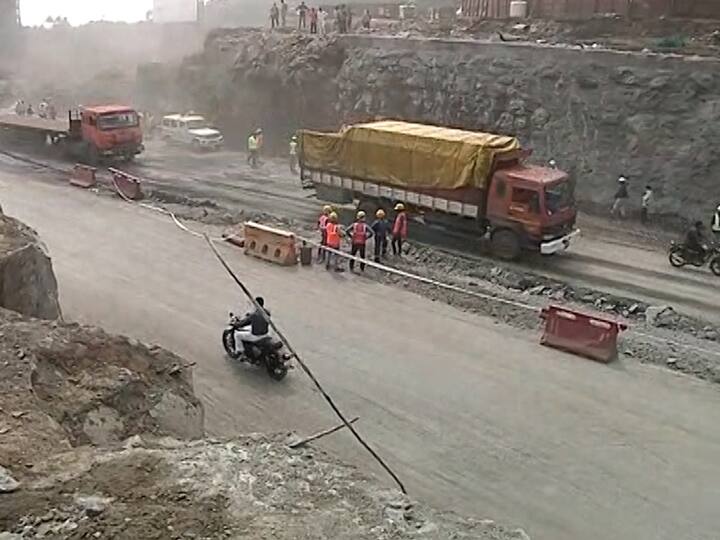 आधी या वाहनांना एका बाजूने वाट मोकळी करुन देण्यात आली आहे. तर अन्य वाहनांना तूर्त पर्यायी मार्गावरून पाठवण्यात आलं होतं. आता दोन्ही बाजूंनी वाहतूक सुरु करण्यात आली आहे.