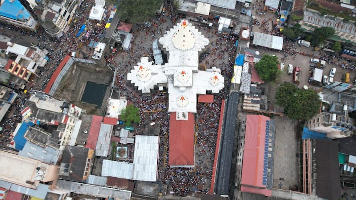 उन्हाचे चटके बसत असूनही भाविकांचा आनंद तसभूरही कमी झालेला नाही.