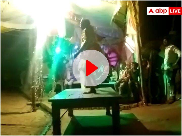 Watch fatehpur a man playing role of hanuman in ramleela died during his act video went viral ann Watch: फतेहपुर में रामलीला के दौरान नाचते हुए अचनाक गिरा बुजुर्ग, मौके पर मौत, सामने आया वीडियो