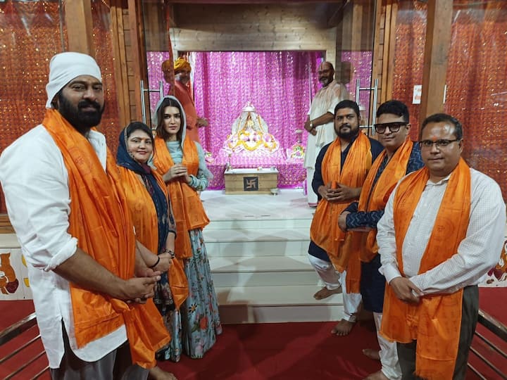 साउथ की सबसे बड़ी ऐतिहासिक पैन इंडिया फिल्म ‘आदिपुरुष’ (Adipurush) के टीजर लॉन्च पर सभी स्टार्स अयोध्या नगरी में पहुंचे और भागवान राम के दर्शन किए.