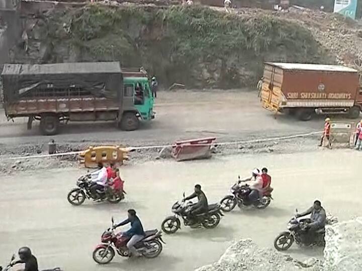 गेले अनेक दिवस पूल पाडण्यासाठी जय्यत तयारी करण्यात आली होती. पुलाला 1 हजार 300 छिद्र पाडून 600 किलो स्फोटकं भरण्यात आली होती.