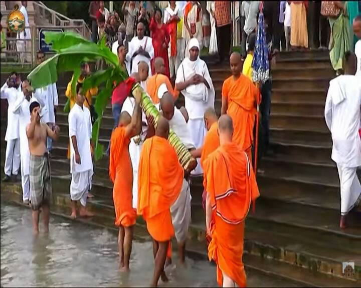 তারপর প্রতিমার চক্ষুদান ও প্রাণ প্রতিষ্ঠার পর, বিশুদ্ধ সিদ্ধান্ত মতে পুজো শুরু৷