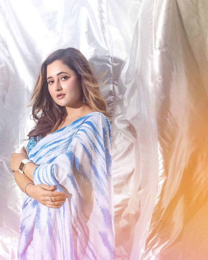 यासोबत तिने बॅकलेस स्लीव्हलेस सिक्वेन्स असलेला ब्लाऊज कॅरी केला आहे.(फोटो सौजन्य :imrashamidesai/इंस्टाग्राम)