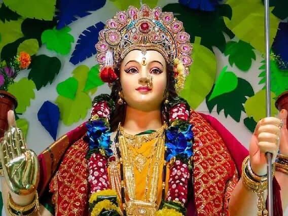 હવે દુર્ગા સપ્તશતીના મંત્રોનો 108 વાર જાપ કરો અને 12 વાગ્યે ઘરના મુખ્ય દરવાજા પર ગાયના ઘીનો દીવો પ્રગટાવો અને આખા ઘરમાં કલશનું પાણી છાંટો. આને મહાઅષ્ટમીનો ઉત્તમ ઉપાય માનવામાં આવે છે. તેનાથી બધી સિદ્ધિઓ પ્રાપ્તિનું વરદાન મળે છે.