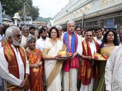 CJI Uday Umesh Lalit: తిరుమలలో సుప్రీం ప్రధాన న్యాయమూర్తి, హనుమంత వాహనం మోస్తూ శ్రీవారికి సేవ